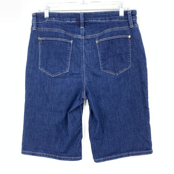 SOLD Chicos Perfect Stretch Girlfriend Short Womens Size 1 US 8 Medium Wash - Picture 3 of 8